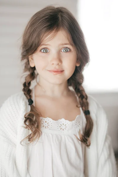 Söt Liten Flicka Vita Kläder Happy Childhood Concept — Stockfoto