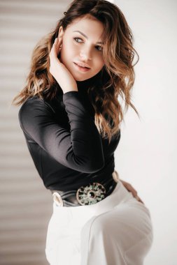 Beyaz pantolonla Poz Veren Güzel Kadın