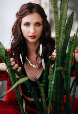 Güzel Kadın kırmızı pantolon poz 