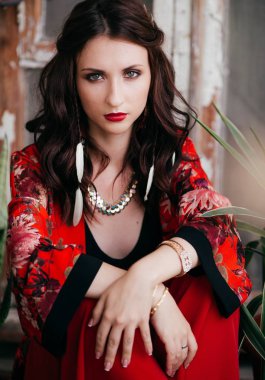 Güzel Kadın kırmızı pantolon poz 