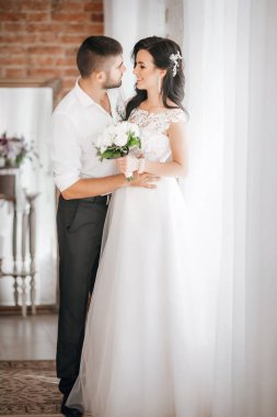 Güzel ve genç gelin ve damat pozu 