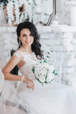 Beyaz düğün elbise poz içinde güzel genç gelin