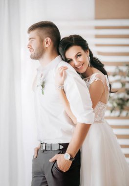 Güzel ve genç gelin ve damat pozu 