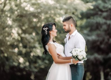 Güzel ve genç gelin ve damat pozu 