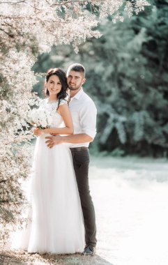 Güzel ve genç gelin ve damat pozu 