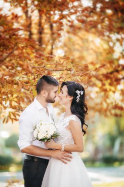 Güzel ve genç gelin ve damat pozu 