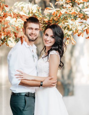 Güzel ve genç gelin ve damat pozu 