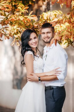 Güzel ve genç gelin ve damat pozu 