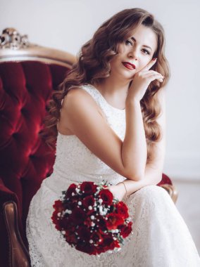 Beyaz düğün elbise poz içinde güzel genç gelin