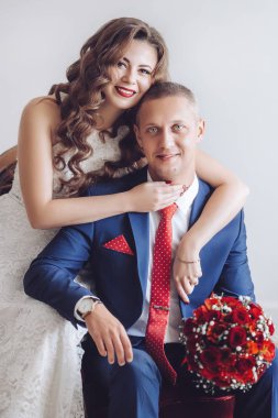 Güzel ve genç gelin ve damat pozu 