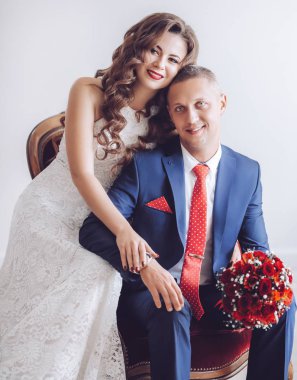 Güzel ve genç gelin ve damat pozu 