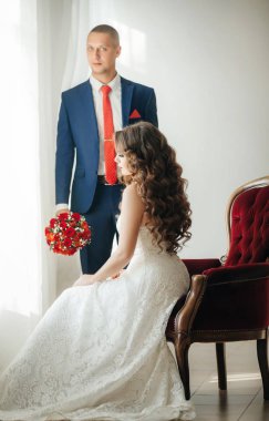 Güzel ve genç gelin ve damat pozu 