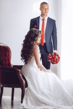 Güzel ve genç gelin ve damat pozu 