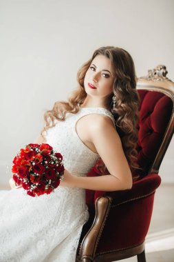 Beyaz düğün elbise poz içinde güzel genç gelin