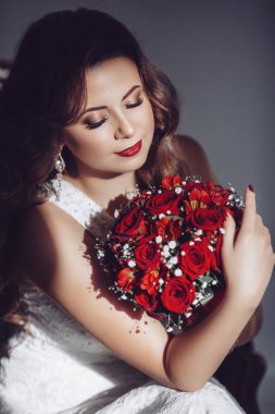 Beyaz düğün elbise poz içinde güzel genç gelin