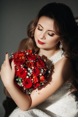 Beyaz düğün elbise poz içinde güzel genç gelin