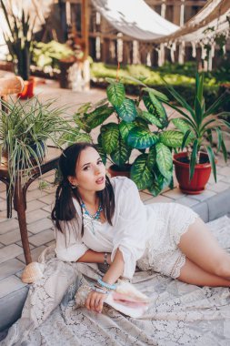 Güzel Kadın boho tarzıbeyaz giysiler içinde poz