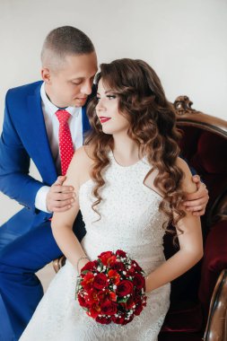 Güzel ve genç gelin ve damat pozu 