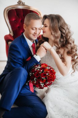 Güzel ve genç gelin ve damat pozu 