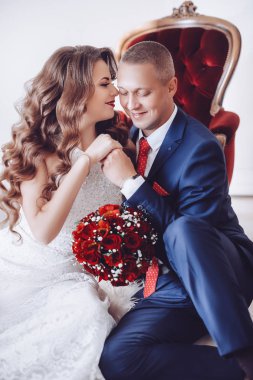 Güzel ve genç gelin ve damat pozu 