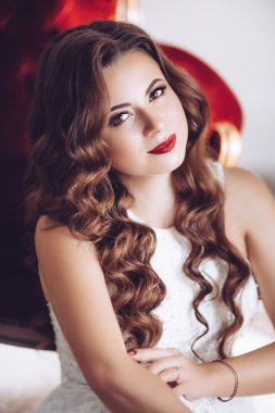 Beyaz düğün elbise poz içinde güzel genç gelin