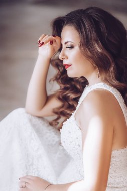 Beyaz düğün elbise poz içinde güzel genç gelin