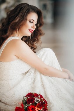 Beyaz düğün elbise poz içinde güzel genç gelin