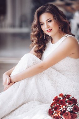 Beyaz düğün elbise poz içinde güzel genç gelin