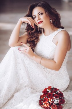 Beyaz düğün elbise poz içinde güzel genç gelin