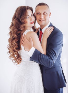 Güzel ve genç gelin ve damat pozu 