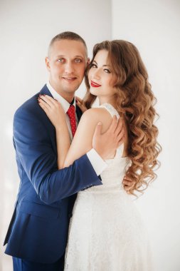 Güzel ve genç gelin ve damat pozu 