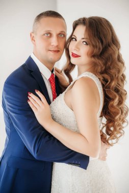 Güzel ve genç gelin ve damat pozu 