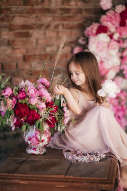 Güzel elbiseli sevimli küçük kız, Mutlu Çocukluk Konsepti