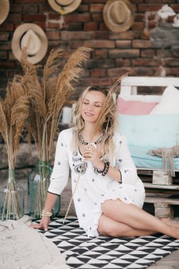 Beyaz elbiseli güzel sarışın kadın poz