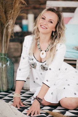 Beyaz elbiseli güzel sarışın kadın poz