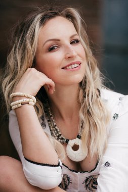 Beyaz elbiseli güzel sarışın kadın poz