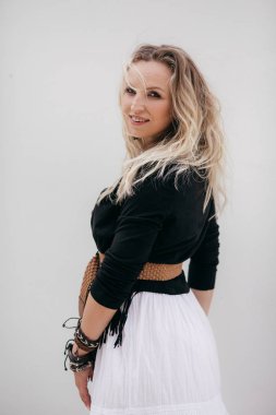 Beyaz elbise ve siyah hırka poz güzel sarışın Kadın