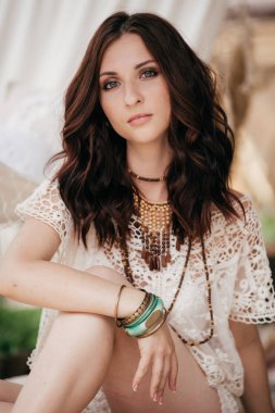 Güzel Kadın beyaz giysiler içinde poz