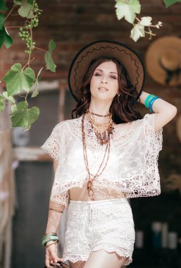 Güzel Kadın beyaz giysiler içinde poz