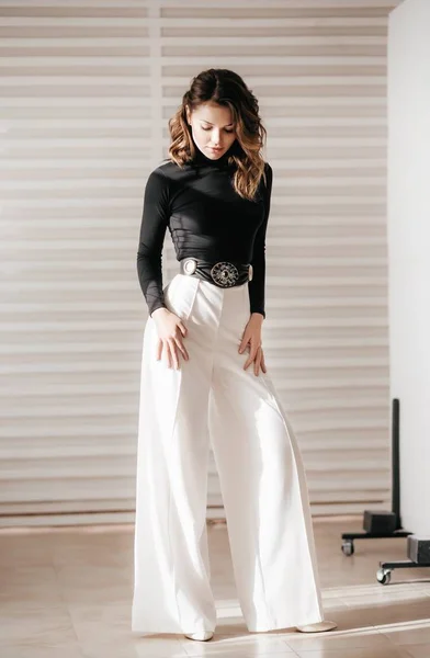 Hermosa Mujer Posando Pantalones Blancos — Foto de Stock
