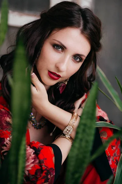 Mooie Vrouw Poseren Rode Broek — Stockfoto