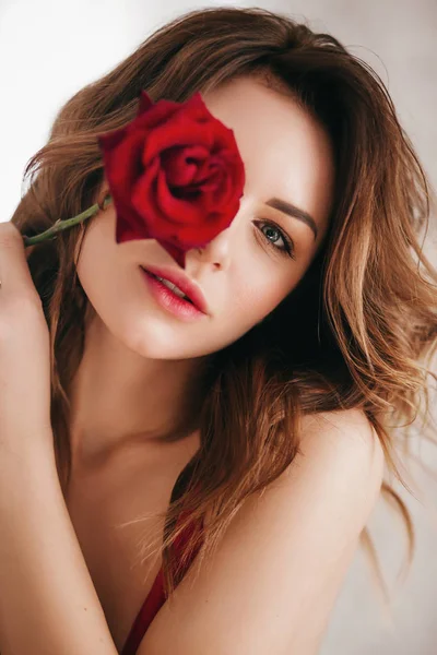 Όμορφη Γυναίκα Που Ποζάρει Κόκκινο Τριαντάφυλλο — Φωτογραφία Αρχείου