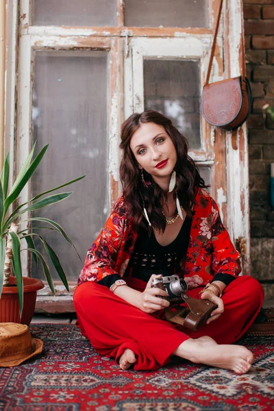 Mooie Vrouw Poseren Rode Broek Vintage Camera — Stockfoto