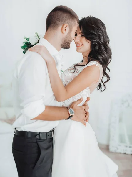 Mooie Jonge Bruid Bruidegom Poseren — Stockfoto