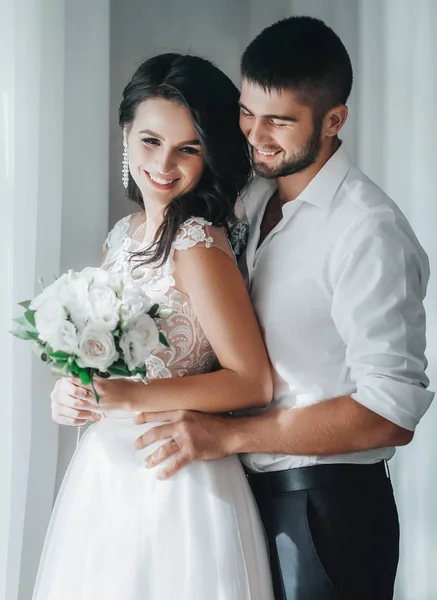 Güzel Genç Gelin Damat Pozu — Stok fotoğraf