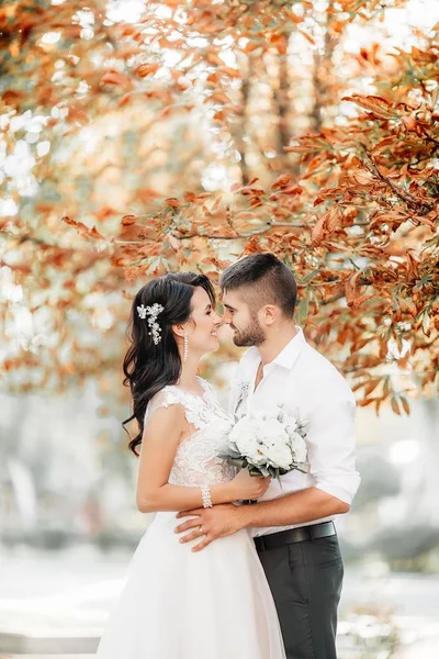 Güzel ve genç gelin ve damat pozu 