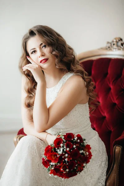 白いウェディング ドレスのポーズに美しい若い花嫁 — ストック写真