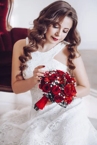 Krásná Mladá Nevěsta Bílé Svatební Šaty Pózuje — Stock fotografie