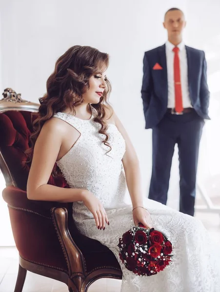 Gyönyörű Fiatal Menyasszony Vőlegény Pózol — Stock Fotó