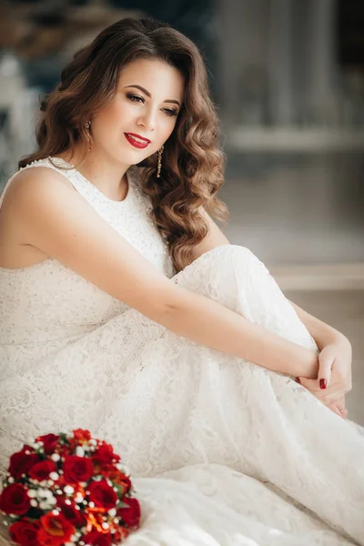 美丽的年轻新娘在白色婚纱礼服摆姿势 — 图库照片